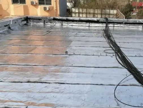 河北卫生间漏水维修公司分享下河北屋面楼顶防水刚性防水层施工要点。